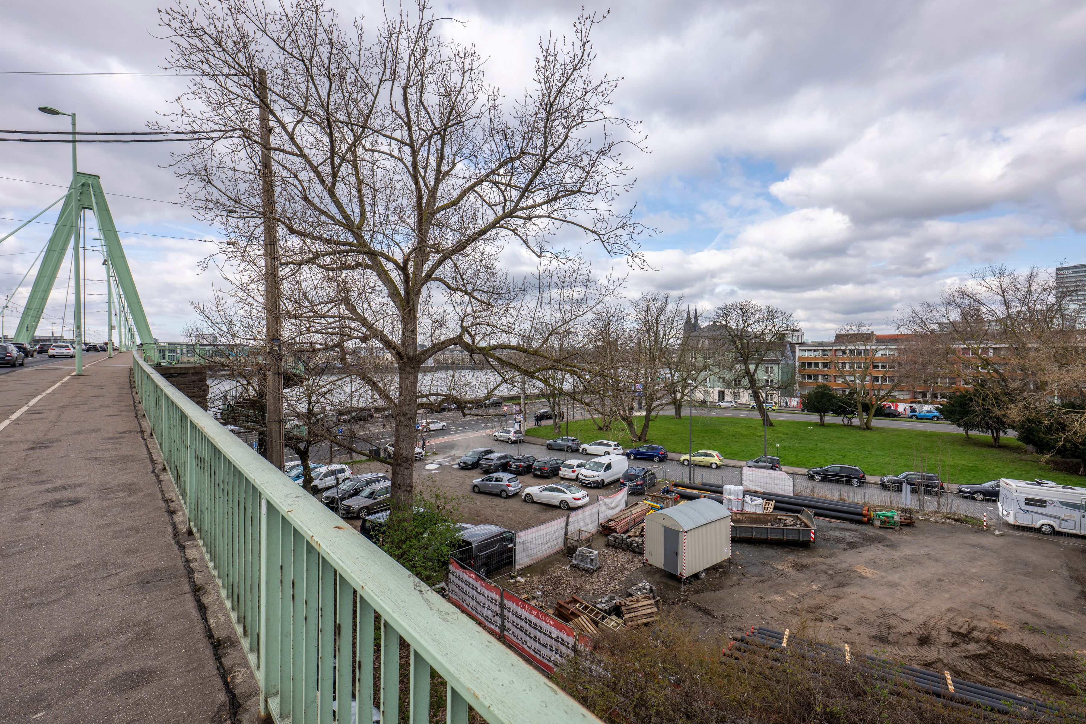 Auf diesem Gelände an der Severinsbrücke soll ein Hotel- und Bürogebäude entstehen. Es liegt zwischen der Helenenwallstraße und der Siegburger Straße nördlich der Brücke.