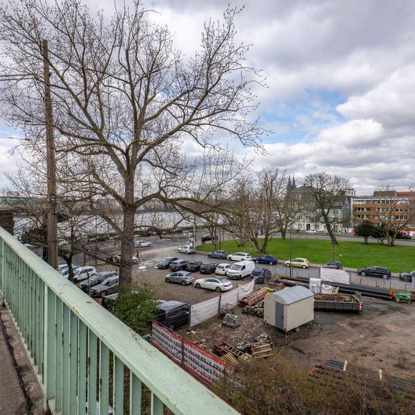Auf diesem Gelände an der Severinsbrücke soll ein Hotel- und Bürogebäude entstehen. Es liegt zwischen der Helenenwallstraße und der Siegburger Straße nördlich der Brücke.