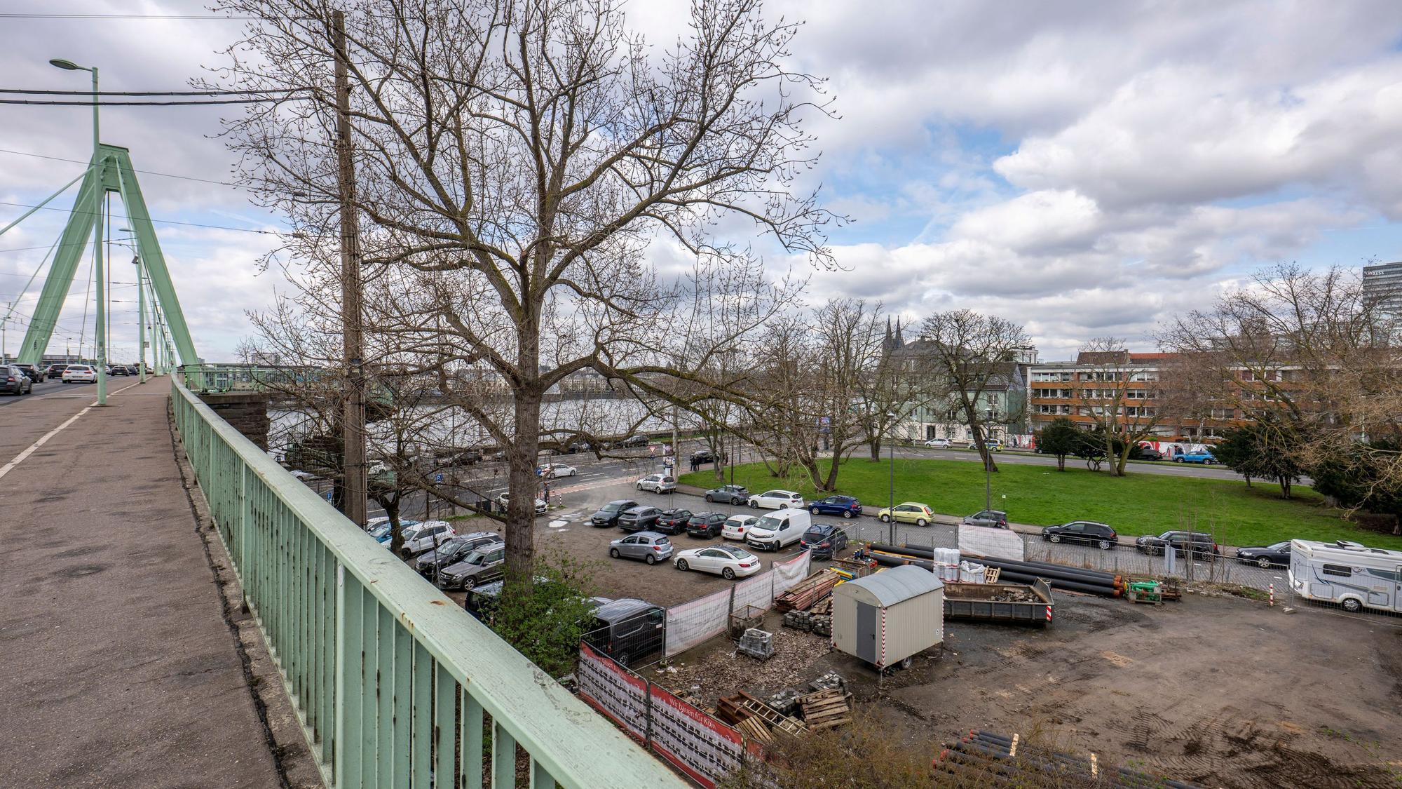 Auf diesem Gelände an der Severinsbrücke soll ein Hotel- und Bürogebäude entstehen. Es liegt zwischen der Helenenwallstraße und der Siegburger Straße nördlich der Brücke.