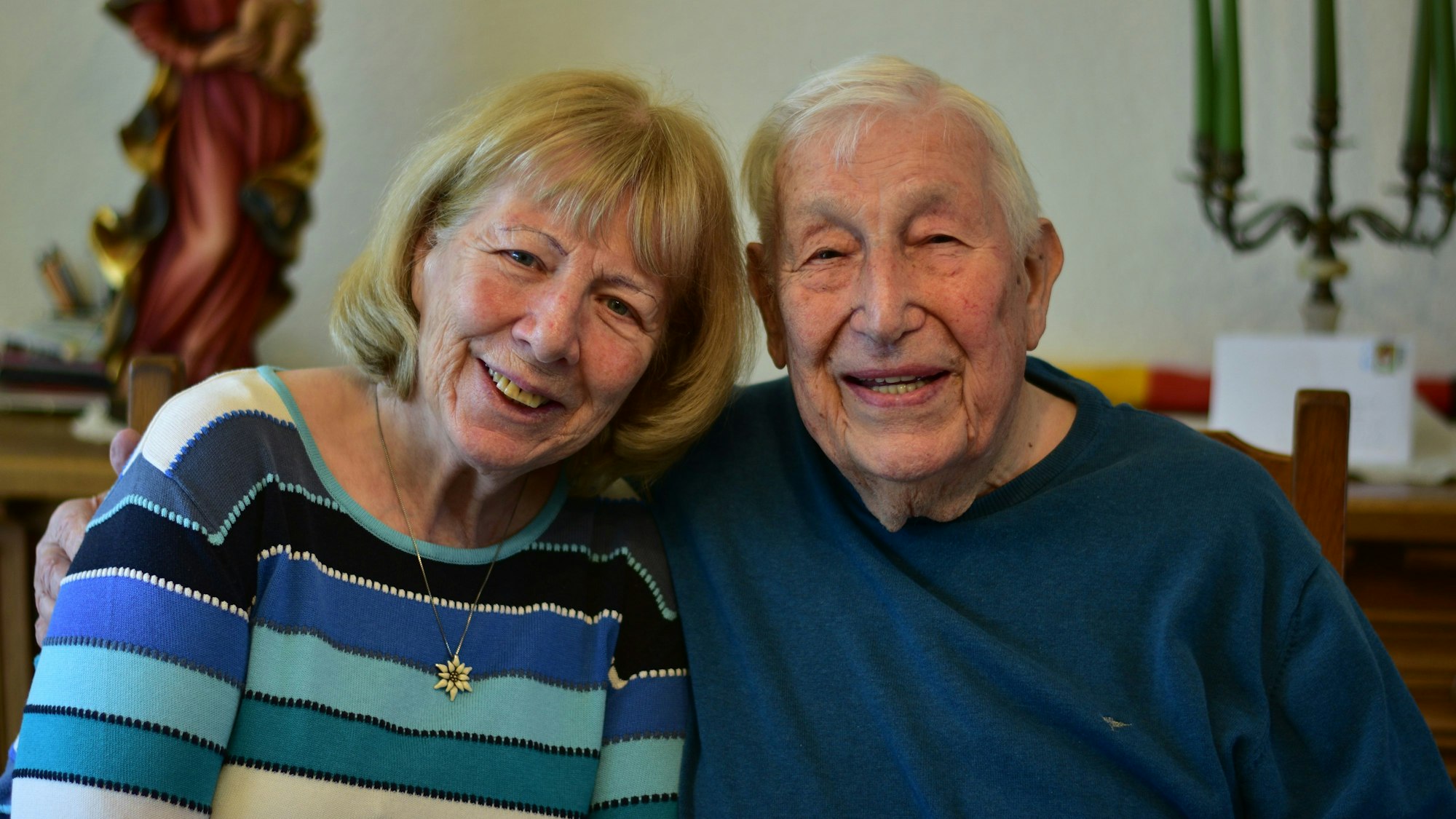 Norgard und Peter Goergen halten sich im Arm und lächeln in die Kamera.