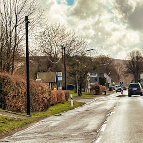 Das Foto zeigt den stationäre Blitzer an der L339 in Nümbrecht-Niederbröl, mit Blick in Richtung Waldbröl-Bröl.