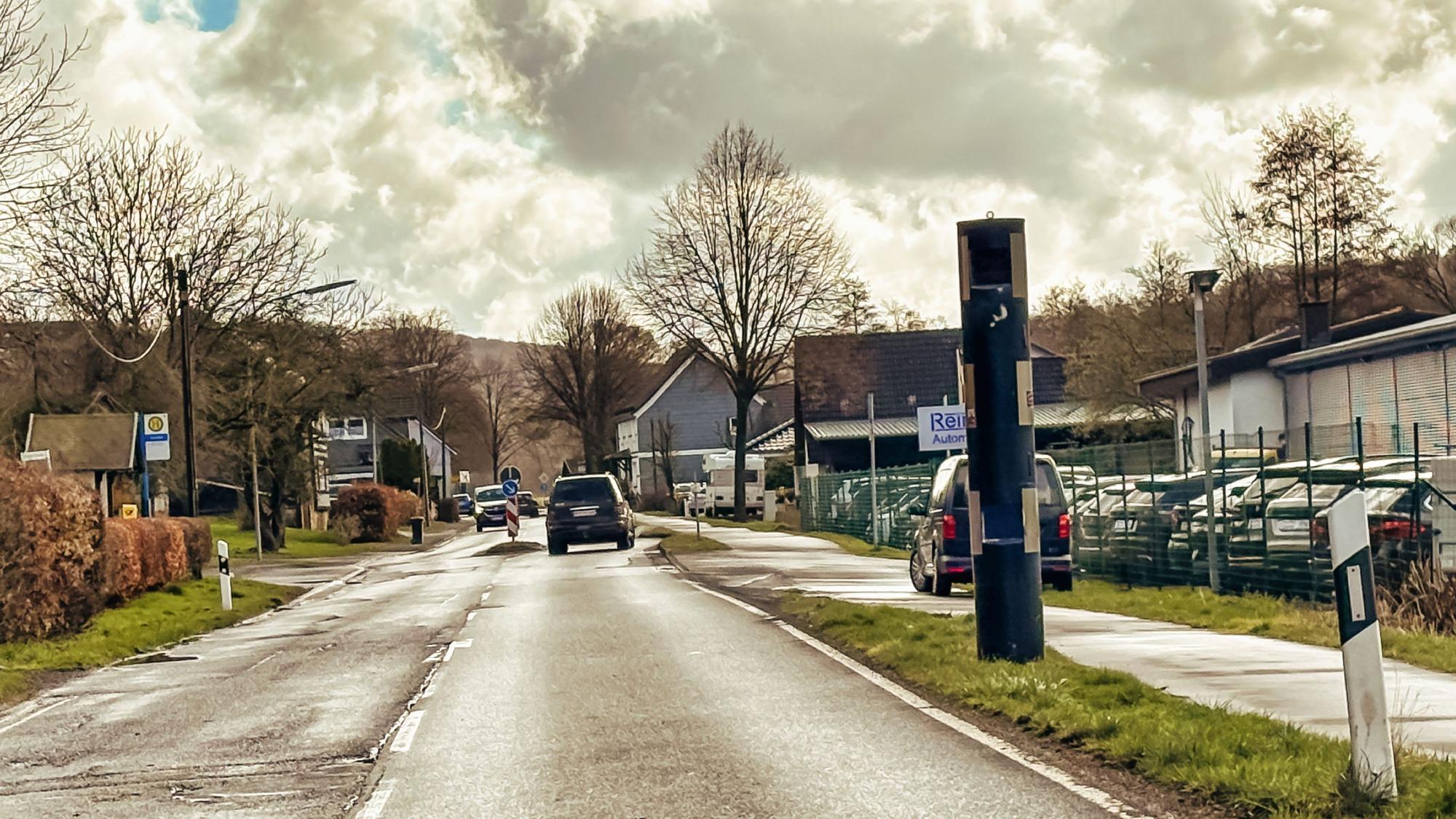 Das Foto zeigt den stationäre Blitzer an der L339 in Nümbrecht-Niederbröl, mit Blick in Richtung Waldbröl-Bröl.