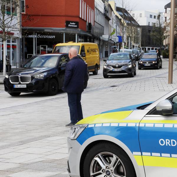 Ein Ordnungsamtsfahrzeug steht an der Schloßstraße in Bensberg.