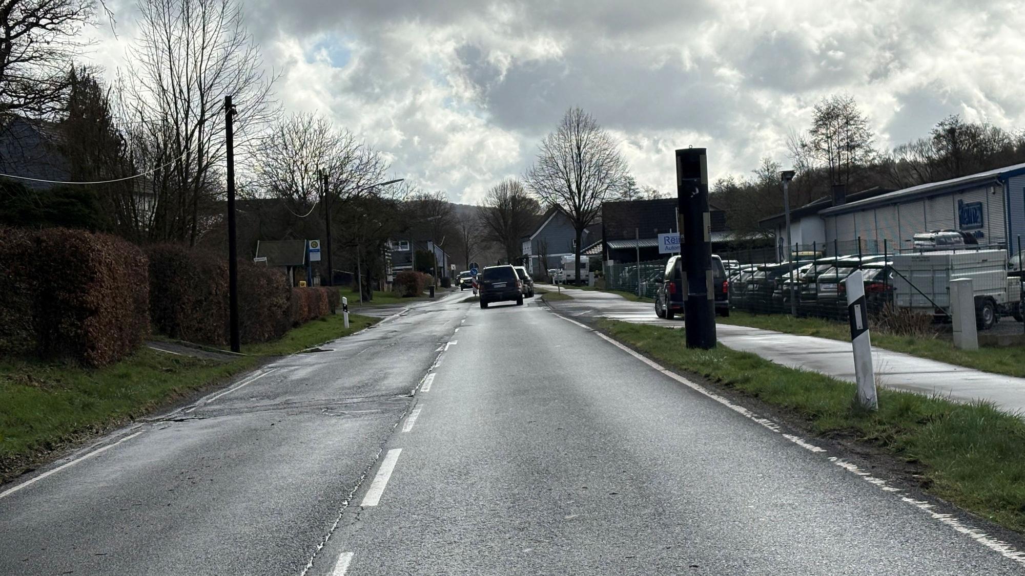 Das Foto zeigt den stationären Blitzer an der L339 in Nümbrecht-Niederbröl, Fahrtrichtung Bröl.