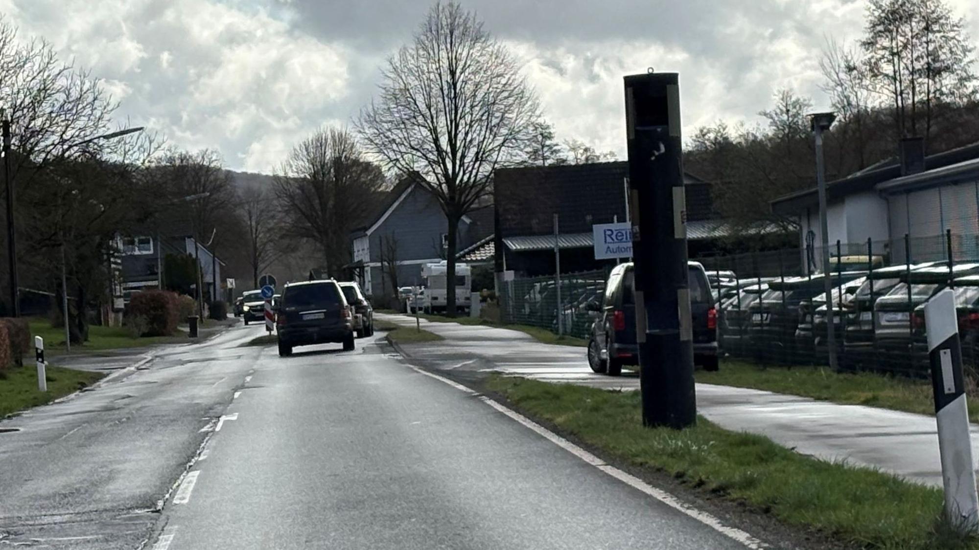 Das Foto zeigt die aktuelle Blitzsituation auf der L339 in Nümbrecht-Niederbröl, der Blick geht hier in Richtung Waldbröl-Bröl.