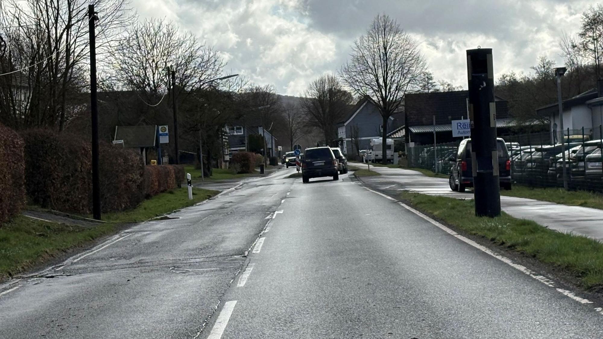 Das Foto zeigt den stationären Blitzer an der L339 in Nümbrecht-Niederbröl, Fahrtrichtung Waldbröl-Bröl.