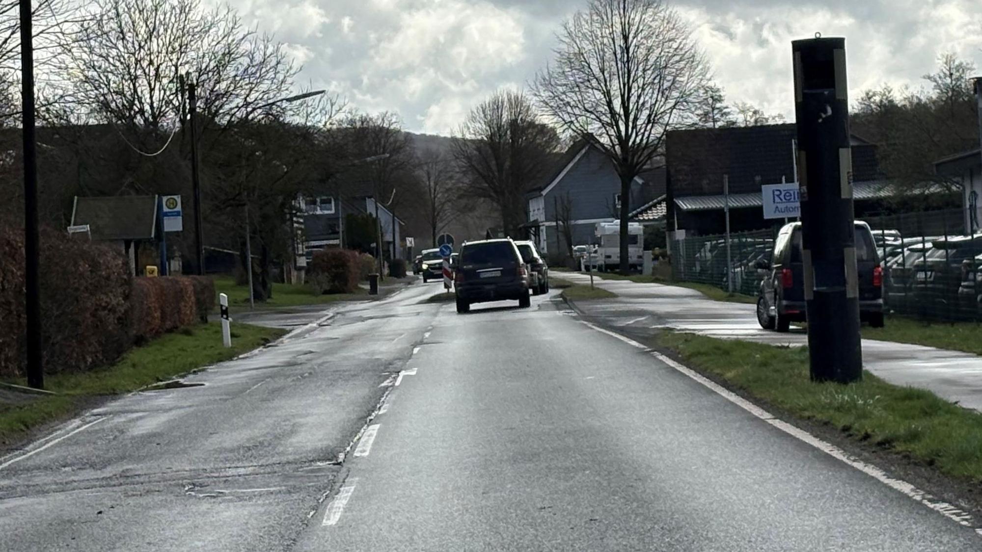 Blitzsituation auf der L339 in Niederbröl, Fahrtrichtung Bröl.