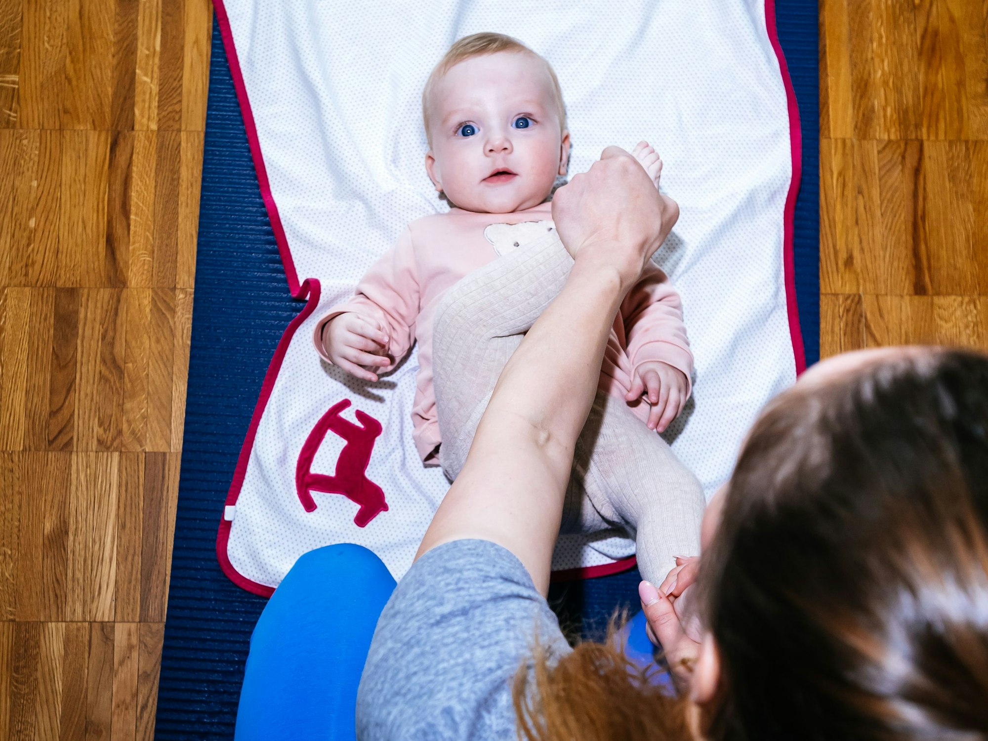 Beweglich wie ein echter Yogi: Ava macht Dehnungsübungen mit ihrer Mama.