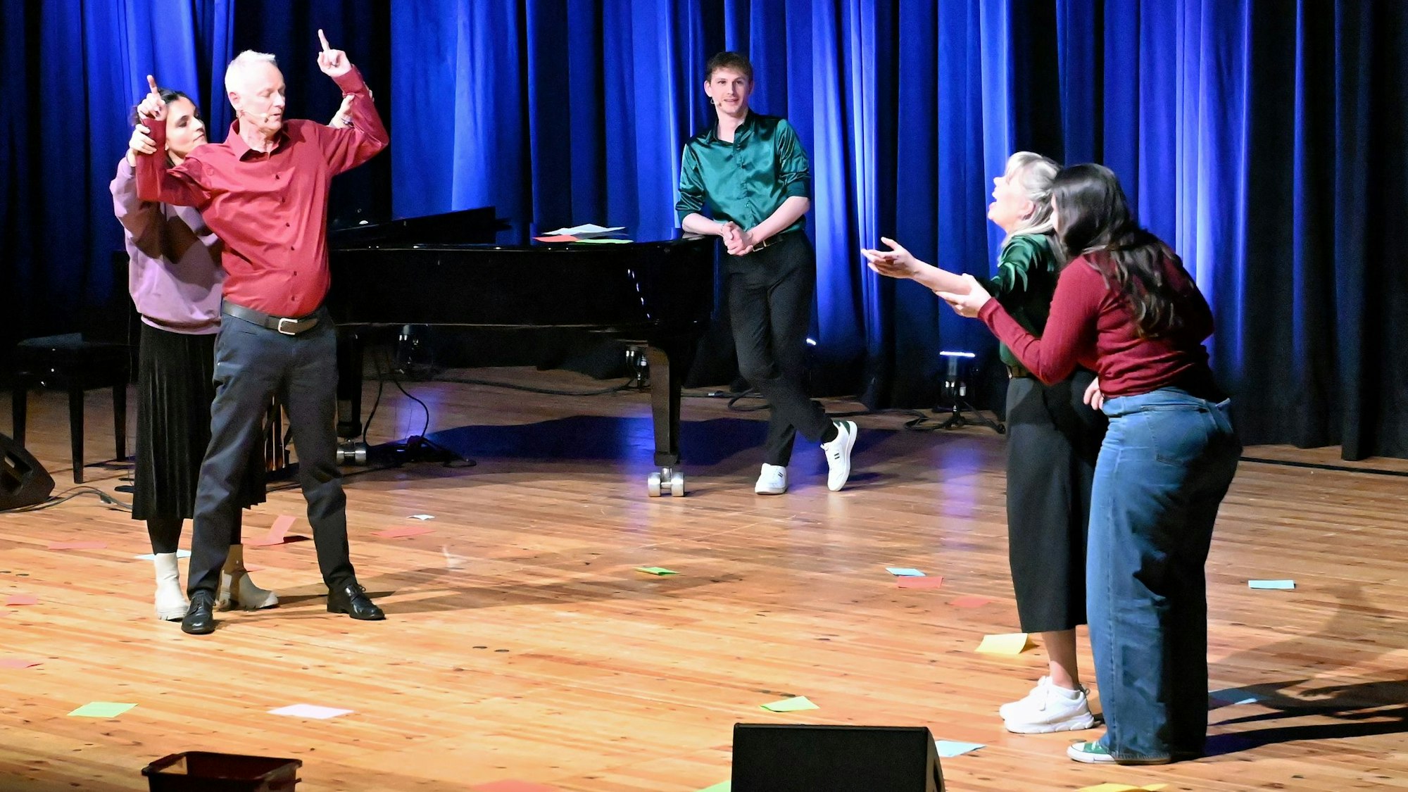 Die Akteure der Springmaus bewegen auf der Bühne die Arme von Menschen aus dem Publikum wie die von Marionetten.