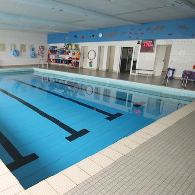 Das Foto zeigt die Schwimmhalle in Reichshof-Wildbergerhütte.