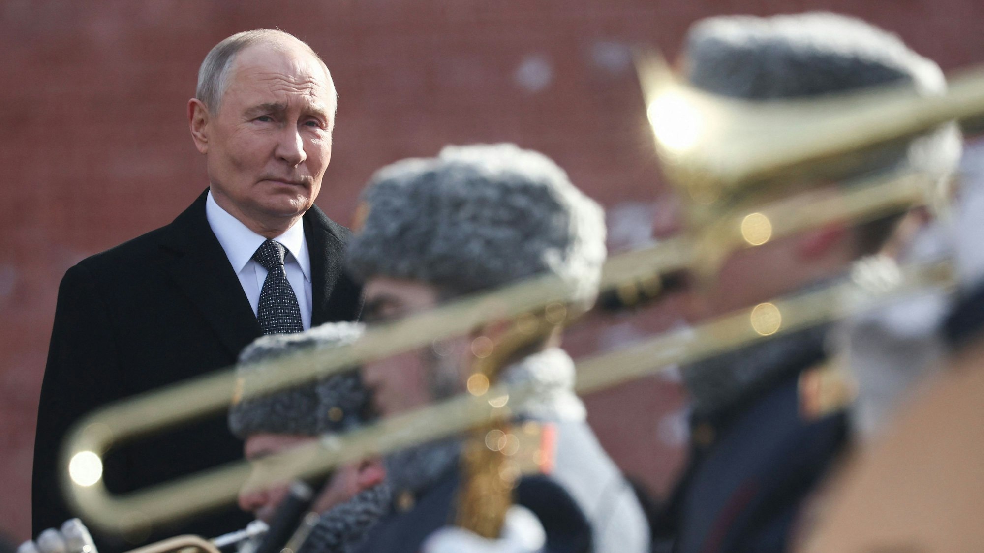 Kremlchef Wladimir Putin betrachtet eine Militärparade in Moskau. (Archivbild)