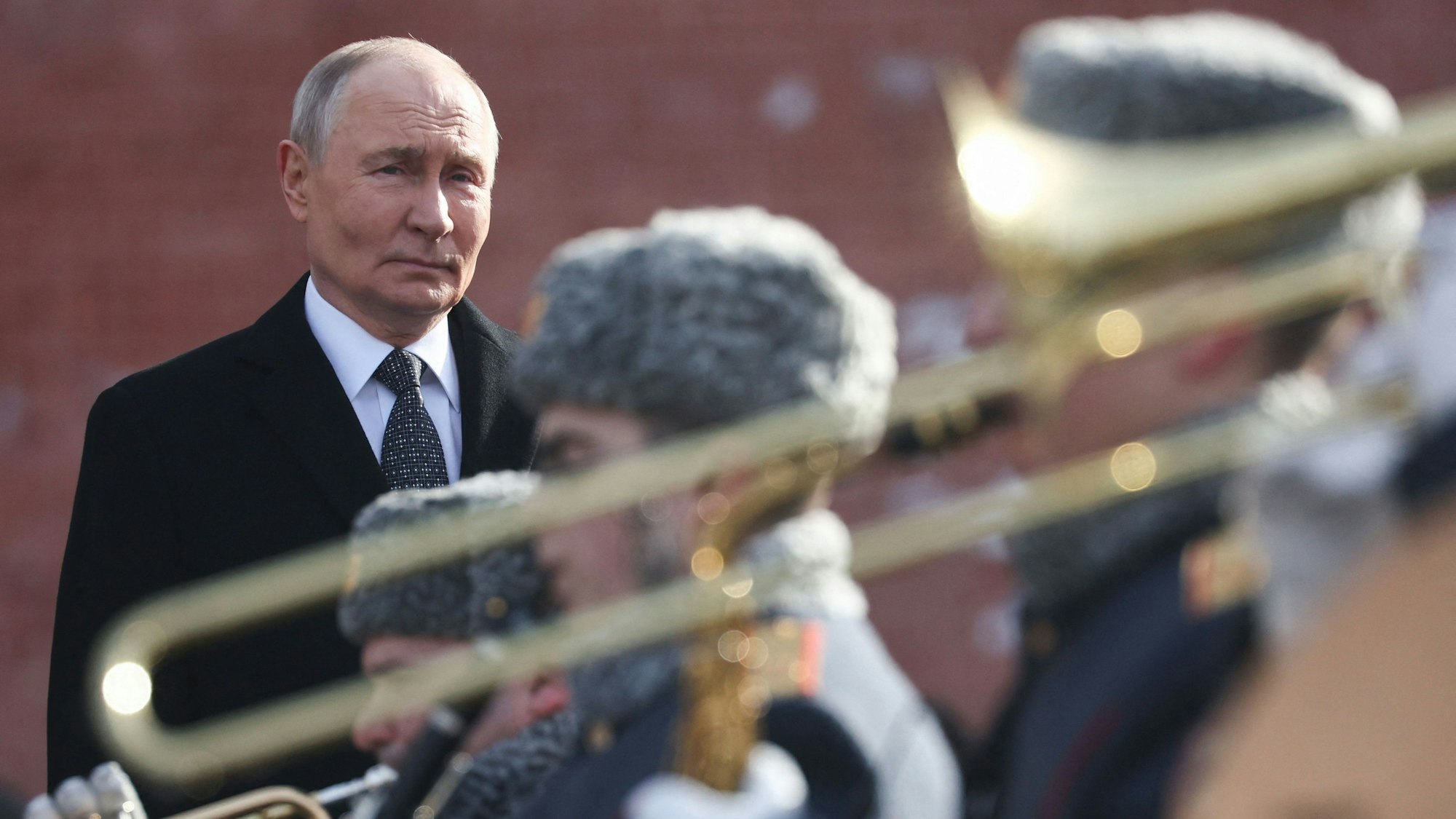 Kremlchef Wladimir Putin betrachtet eine Militärparade. (Archivbild)