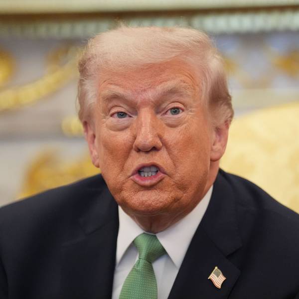 US-Präsident Donald Trump redet während eines bilateralen Treffens mit dem irischen Premierminister Martin im Weißen Haus.