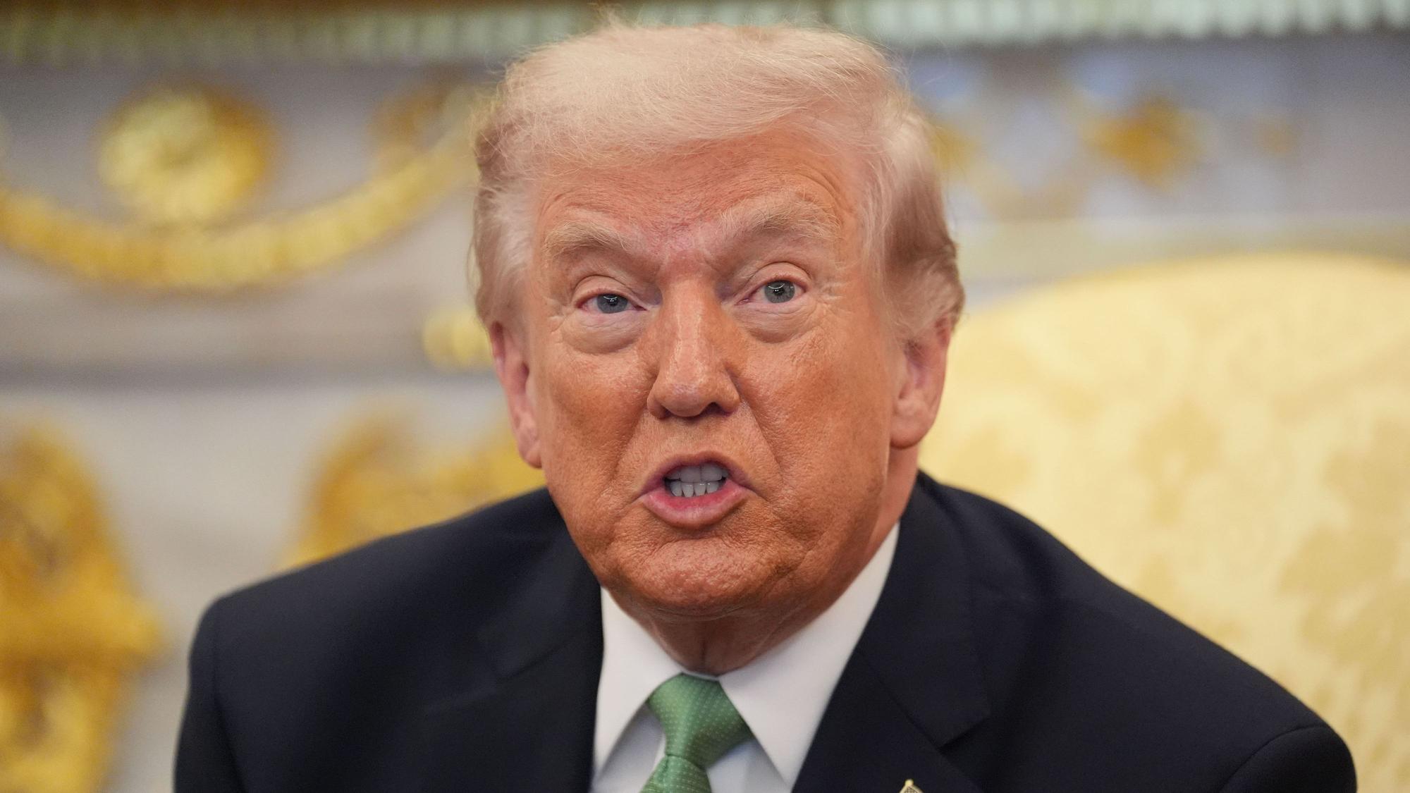 US-Präsident Donald Trump redet während eines bilateralen Treffens mit dem irischen Premierminister Martin im Weißen Haus.