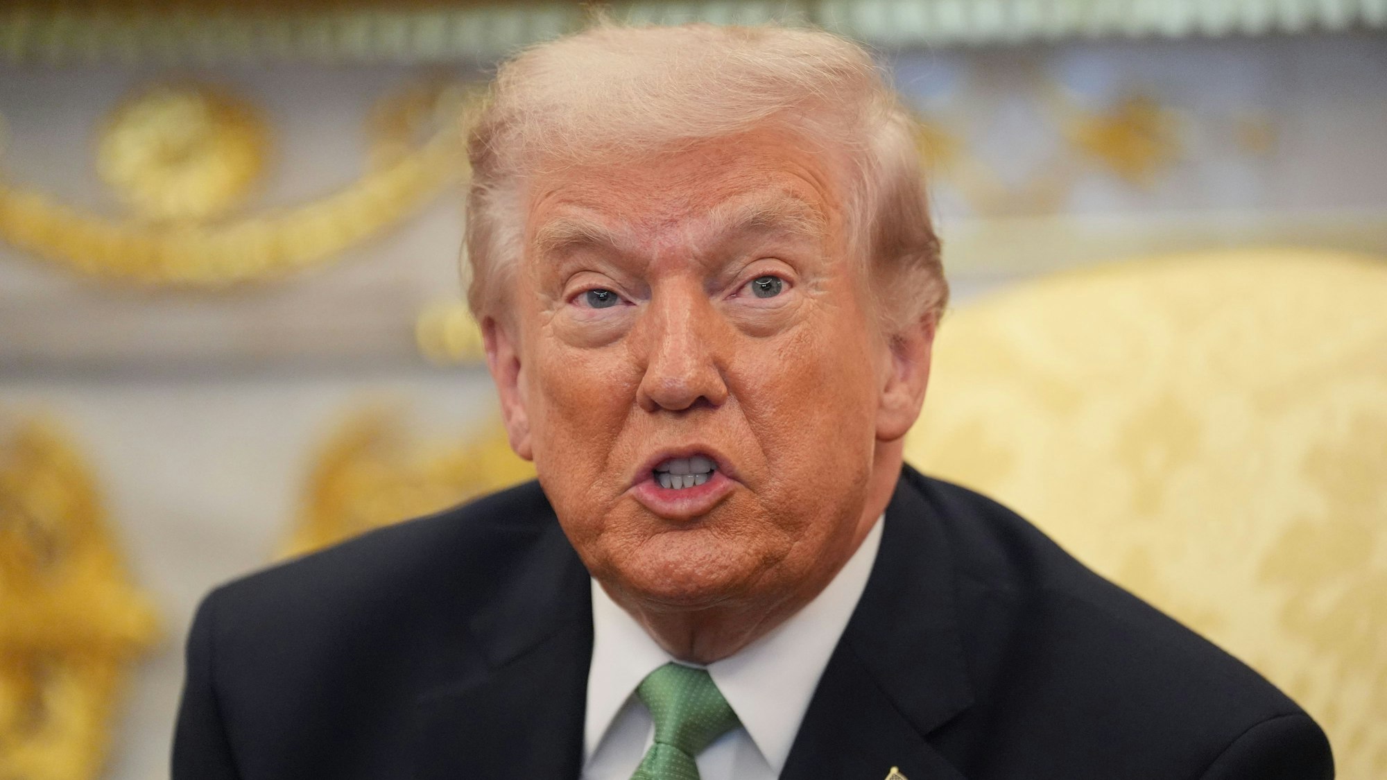 US-Präsident Donald Trump redet während eines bilateralen Treffens mit dem irischen Premierminister Martin im Weißen Haus.