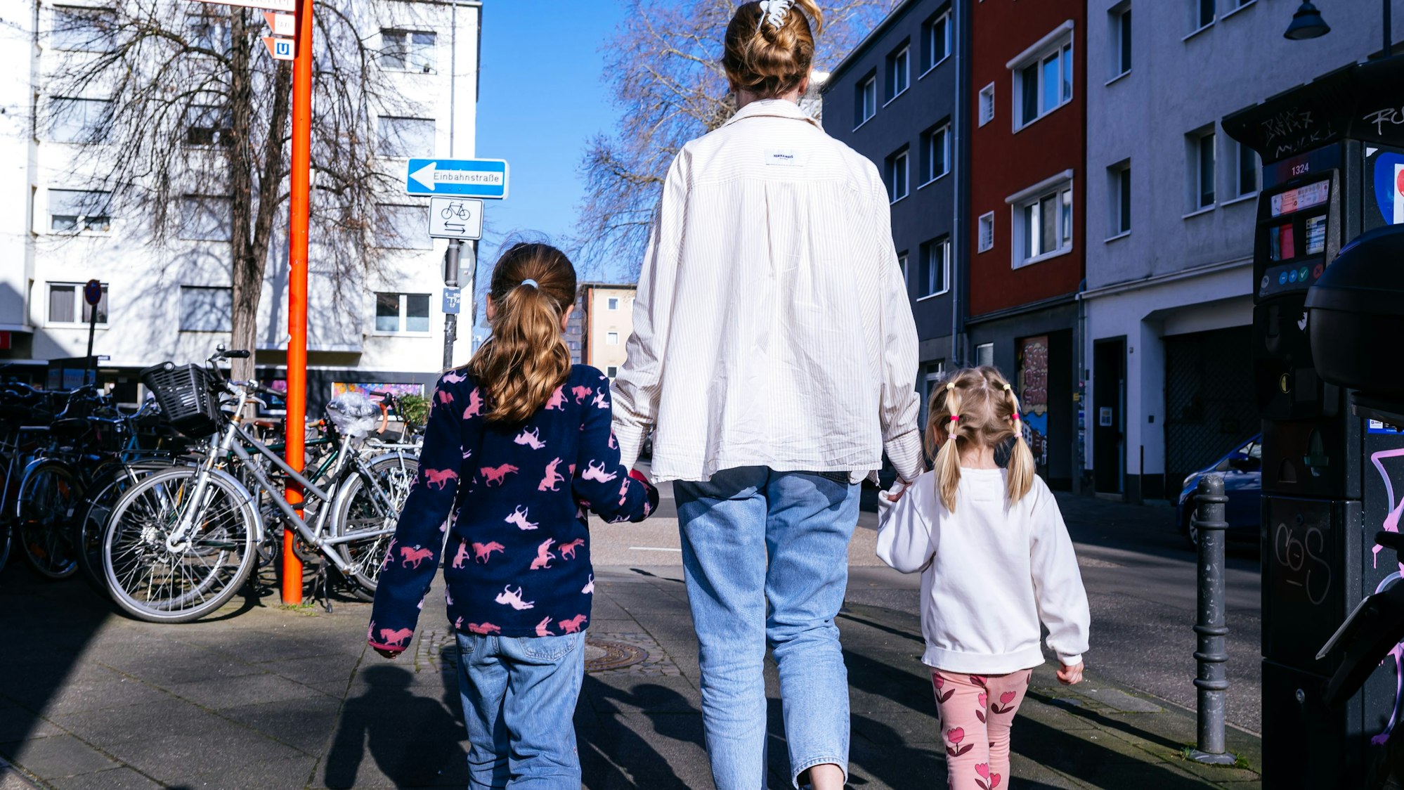 Unterwegs in ihrem Wohnviertel zwischen Salierring und Perlengraben: Laura D. (33) mit ihren vier- und sechsjährigen Töchtern.