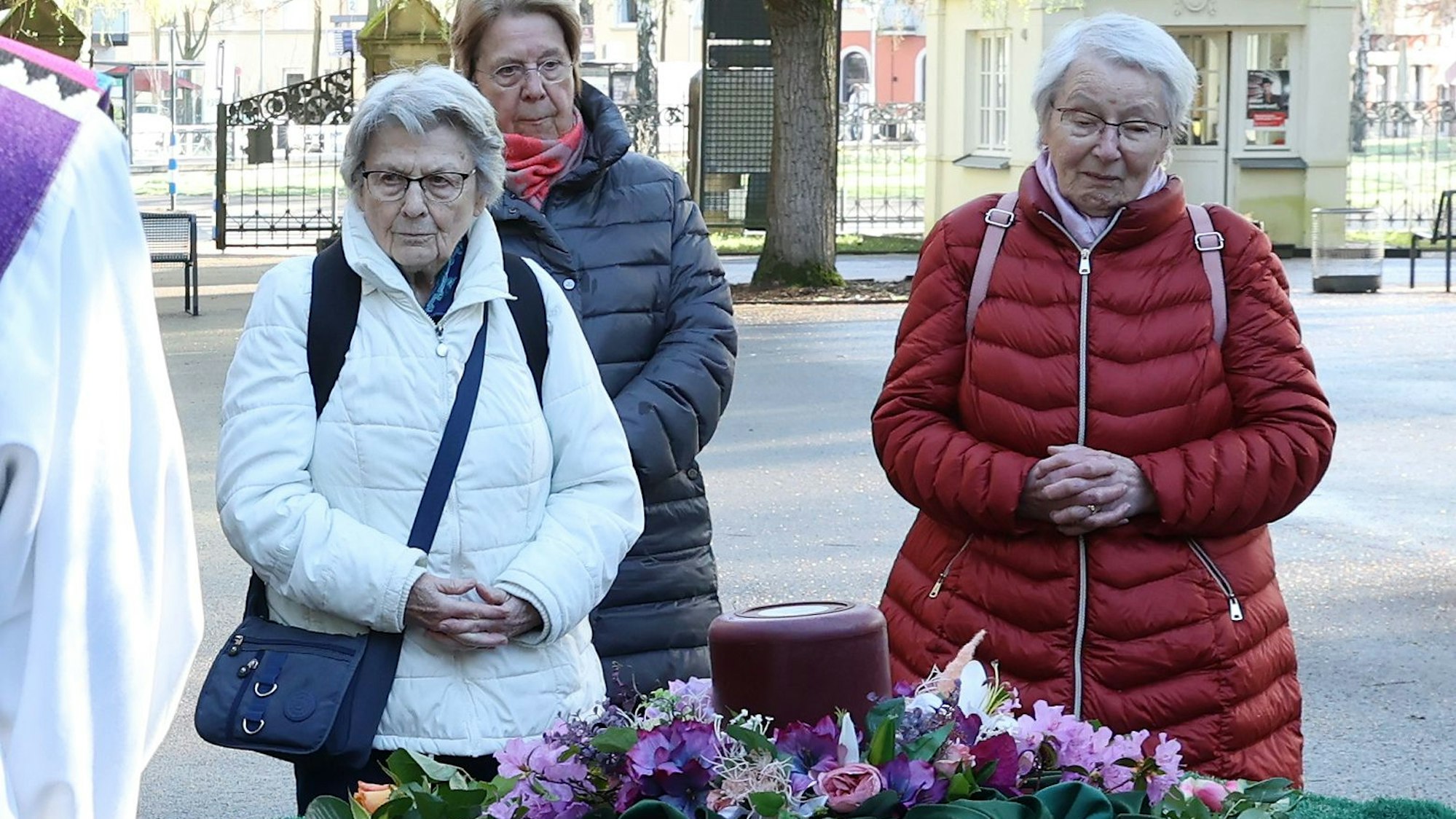 Rosemarie Amberge (r.) und weitere Freiwillige sind an diesem Morgen zur Beerdigung gekommen.