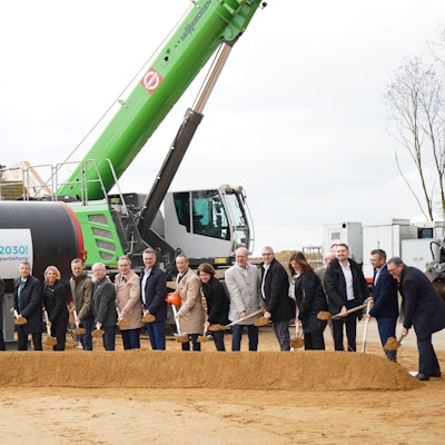 Das Bild zeigt die Vertreter mit Spaten in der Hand, hinter ihnen eines der Rohre.