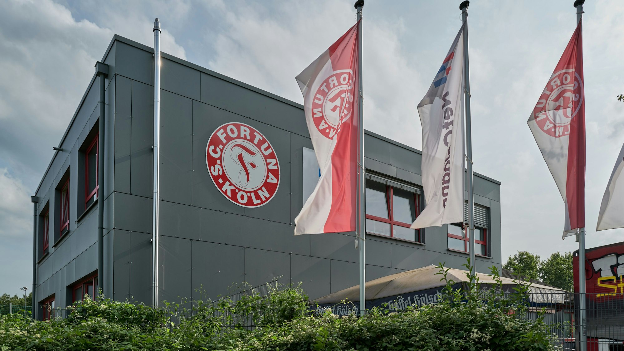 Die Geschäftsstelle von Fortuna Köln ist mit den Vorbereitungen für einen potenziellen Aufstieg beschäftigt.