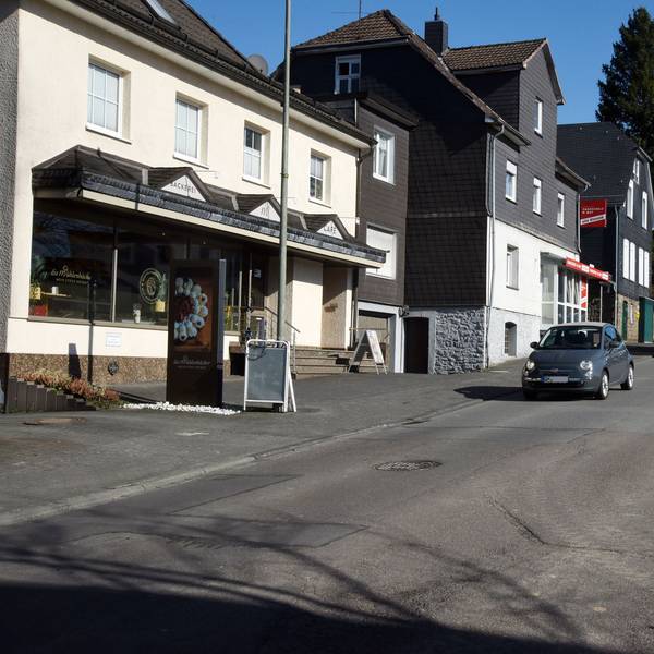 Die Waldbröler Bahnhofstraße soll künftig einspurig in eine Fahrtrichtung geführt werden, die örtliche Filiale der Mühlenbäckerei (links zu sehen) soll zudem eine Ladezone bekommen.