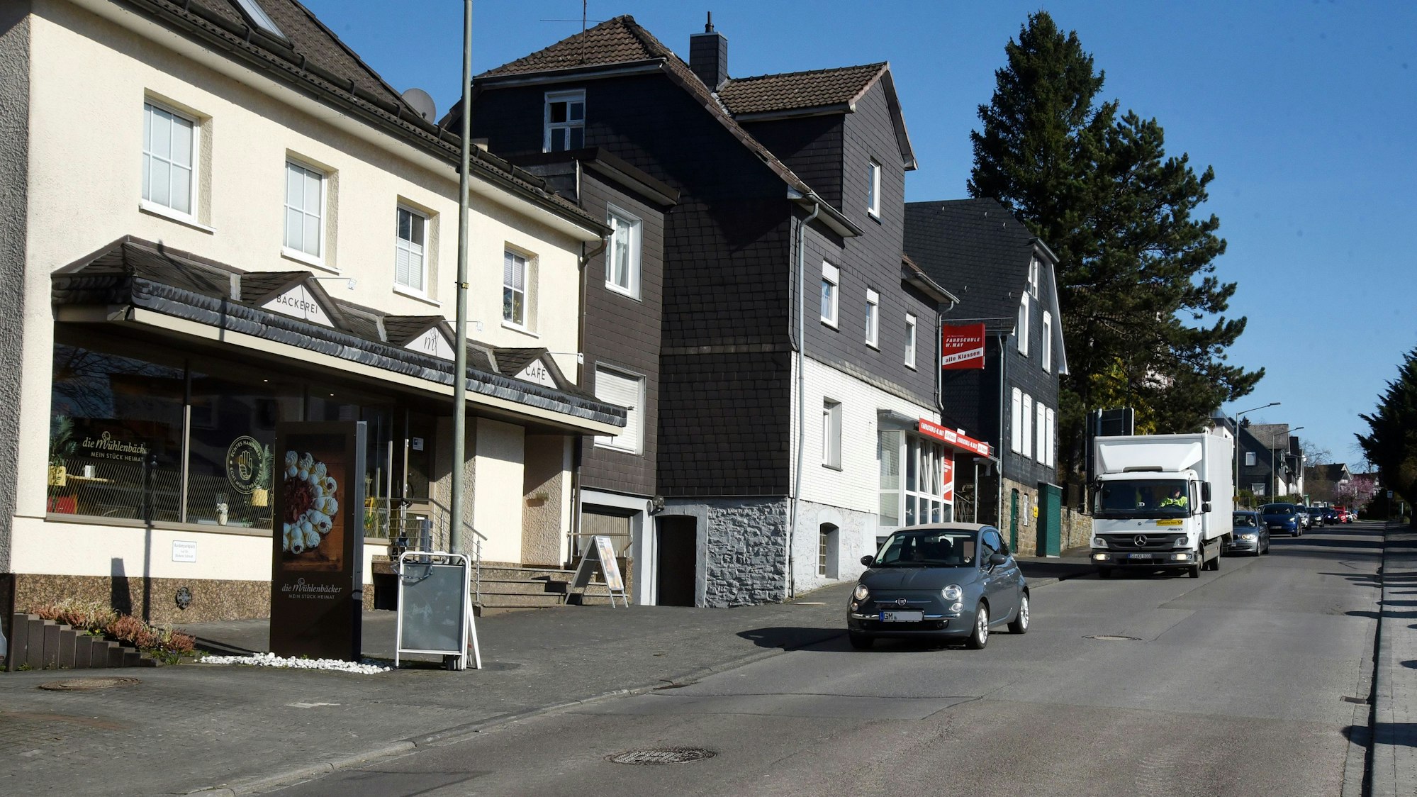 Die Waldbröler Bahnhofstraße soll künftig einspurig in eine Fahrtrichtung geführt werden, die örtliche Filiale der Mühlenbäckerei (links zu sehen) soll zudem eine Ladezone bekommen.