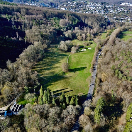Das Luftbild zeigt die Stelle, an der die Grundschule Bad Münstereifel errichtet werden soll.
