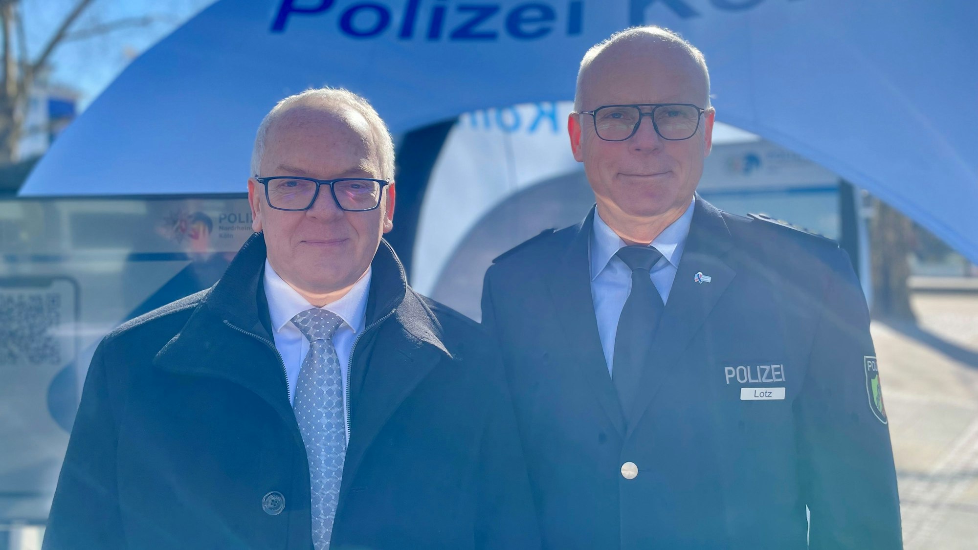 Polizeipräsident Johannes Hermanns (l.) und der Leitende Polizeidirektor Martin Lotz stellen die Einsatzzahlen des Jahres 2025 vor.