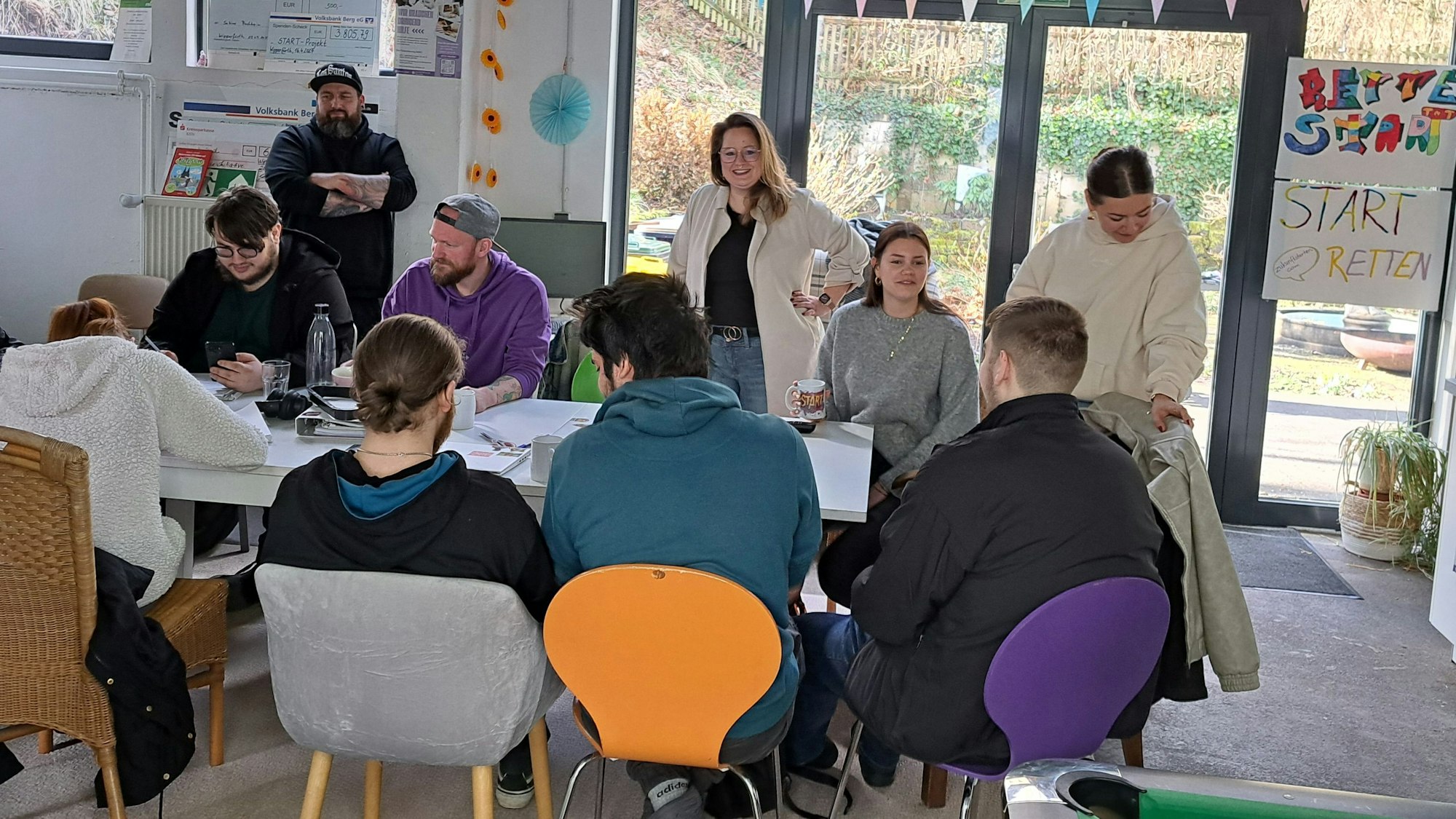 Das Foto zeigt Teilnehmer und Mitarbeitende des Start-Projekts.