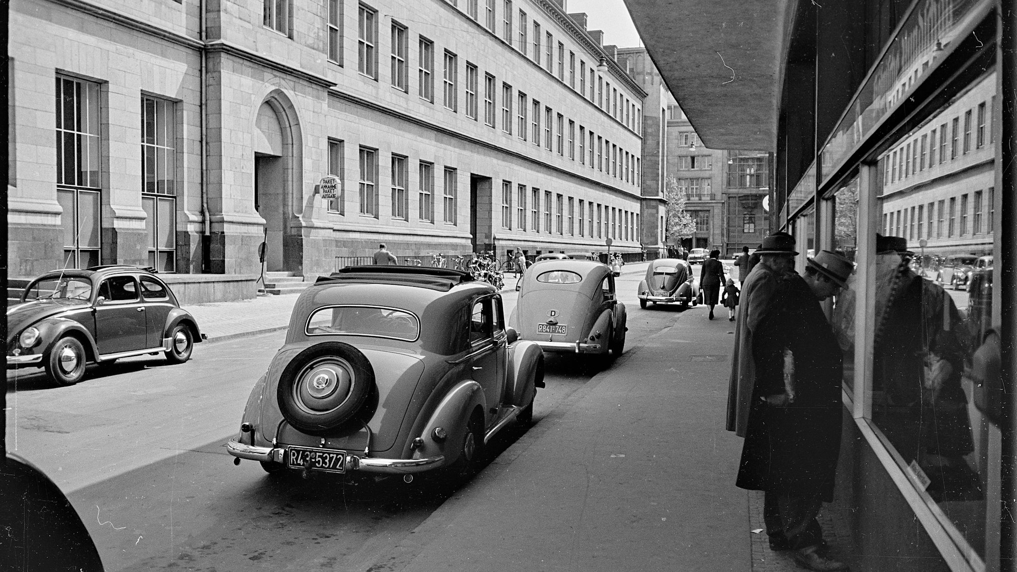 Die Kölner Stolkgasse im Mai 1955. Links die alte Hauptpost, rechts ein Flachbau an der Stelle des heutigen Rundschau-Hauses.