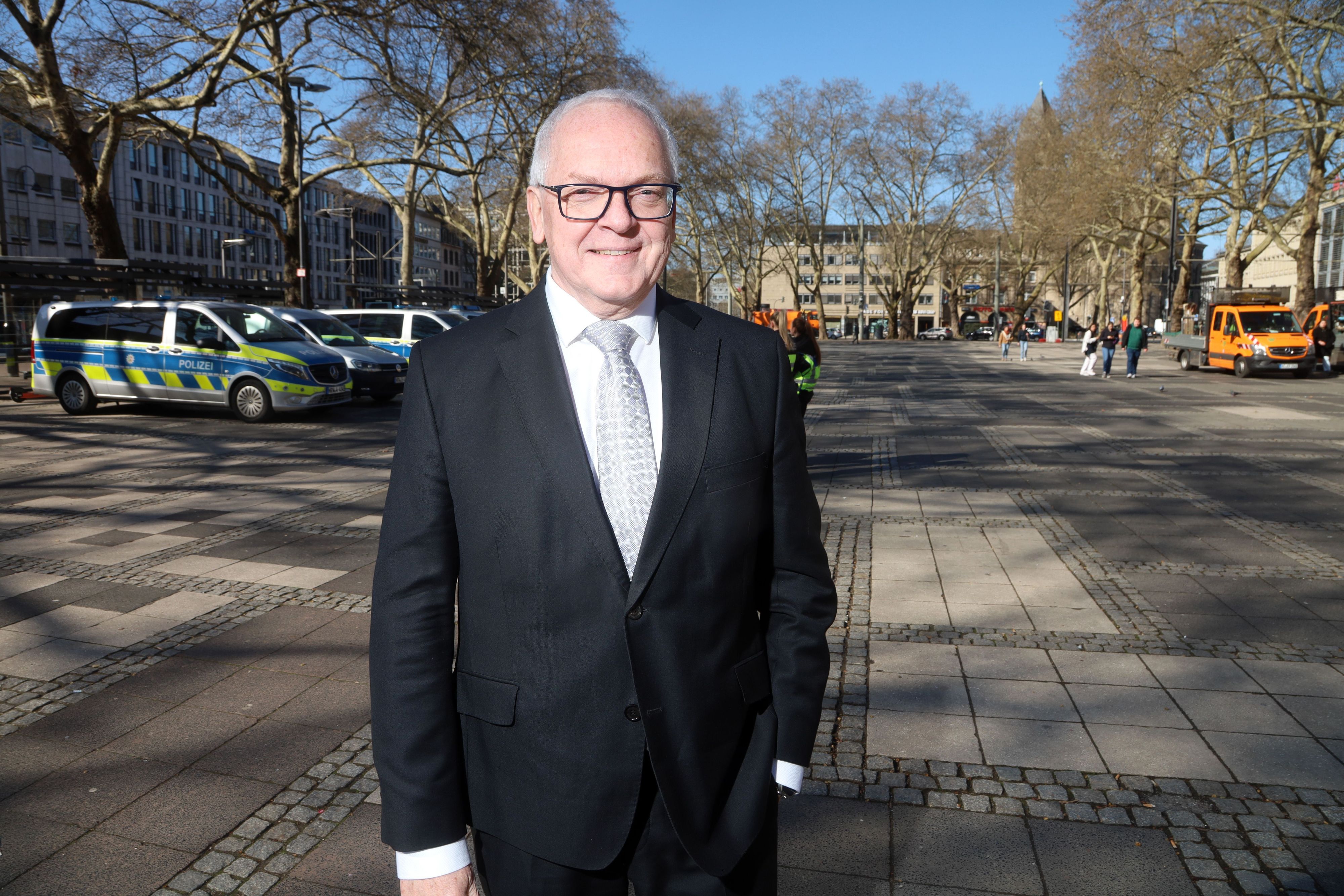 Polizeipräsident Johannes Hermanns steht am Neumarkt, dem bekanntesten Treffpunkt der Kölner Drogenszene.
