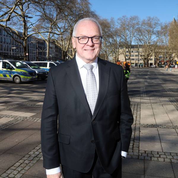 Polizeipräsident Johannes Hermanns steht am Neumarkt, dem bekanntesten Treffpunkt der Kölner Drogenszene.