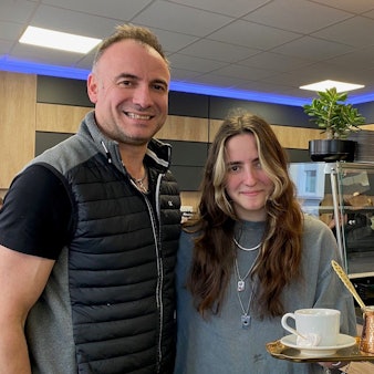 Zu sehen ist Christos Mavridis mit seiner Tochter Maria.