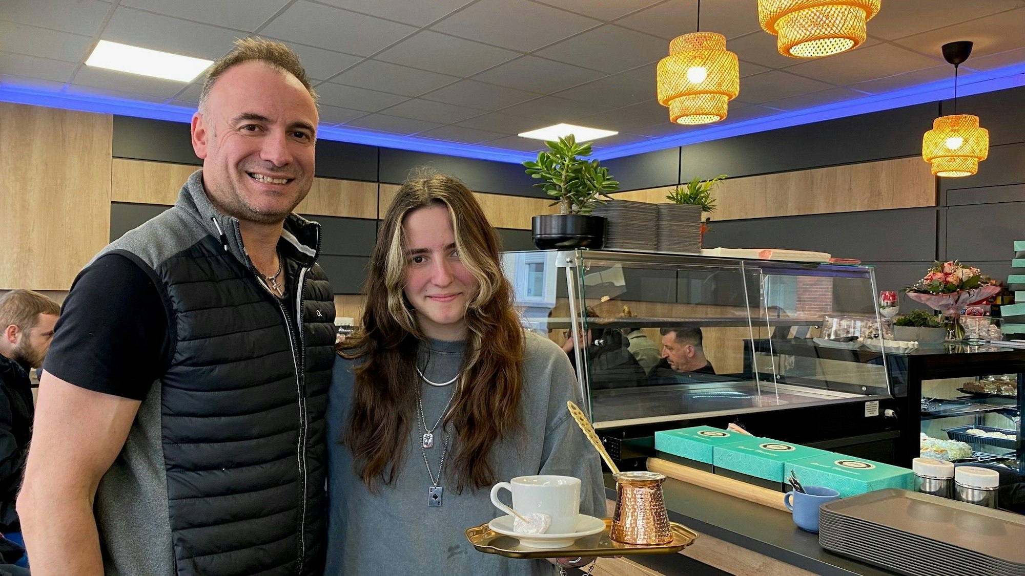 Zu sehen ist Christos Mavridis mit seiner Tochter Maria.