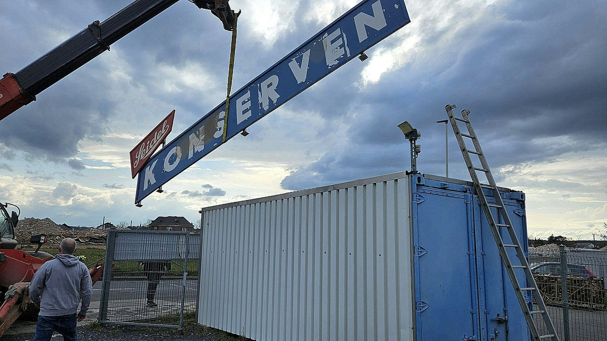 Mit Hilfe eines "Manitous" der Firma Delta wurde das Schild von der Baustelle zum Gelände des Blauen Hauses transportiert.