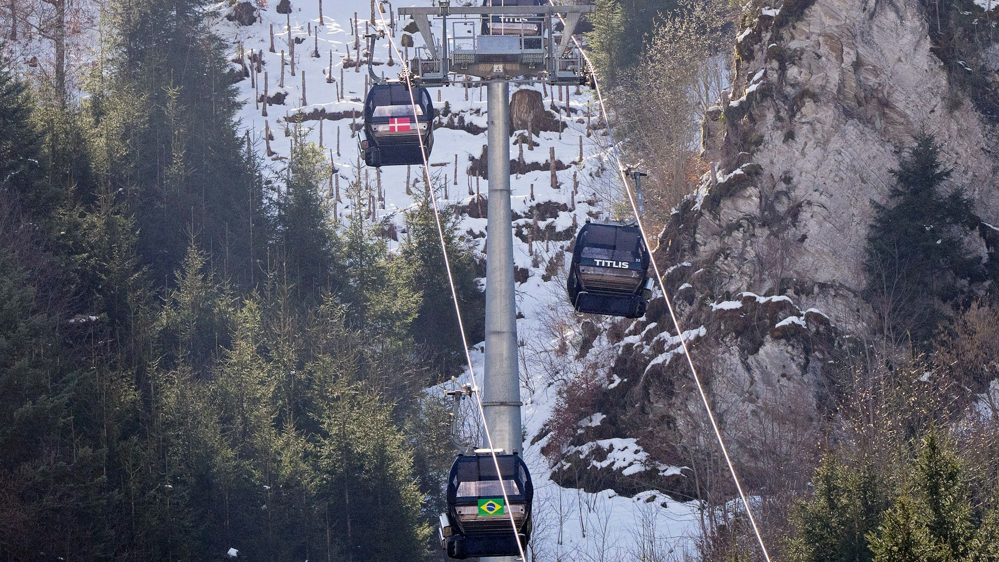 Blick auf die Gondelbahn Titlis Xpress Engelberg-Trübsee bei der Talstation.