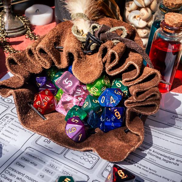 Typisches Set-up eines Dungeons & Dragons Spieletischs: ein Beutel mit bis zu 20-seitigen Würfeln und ein Charakter-Bogen.