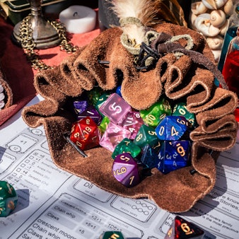 Typisches Set-up eines Dungeons & Dragons Spieletischs: ein Beutel mit bis zu 20-seitigen Würfeln und ein Charakter-Bogen.