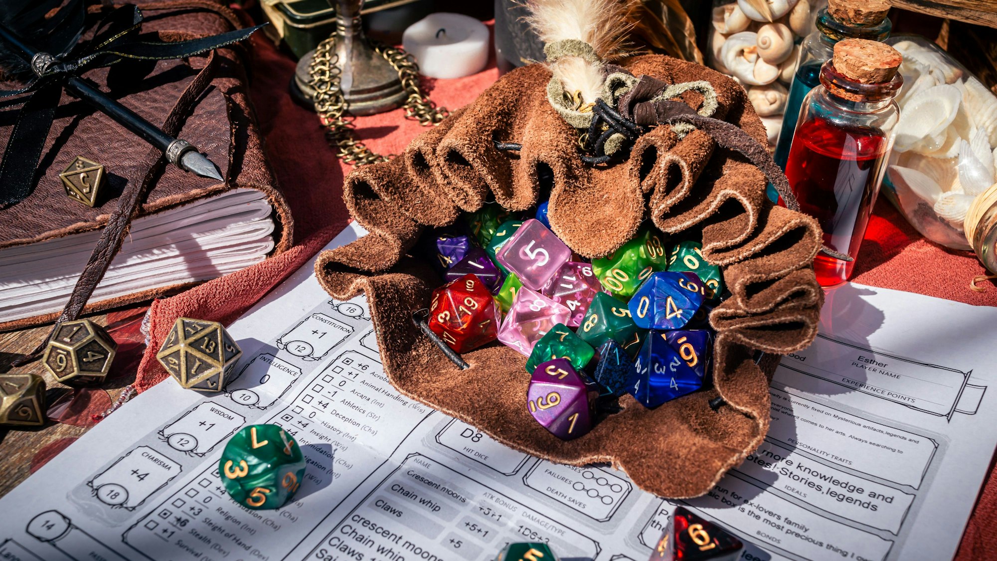 Typisches Set-up eines Dungeons & Dragons Spieletischs: ein Beutel mit bis zu 20-seitigen Würfeln und ein Charakter-Bogen.