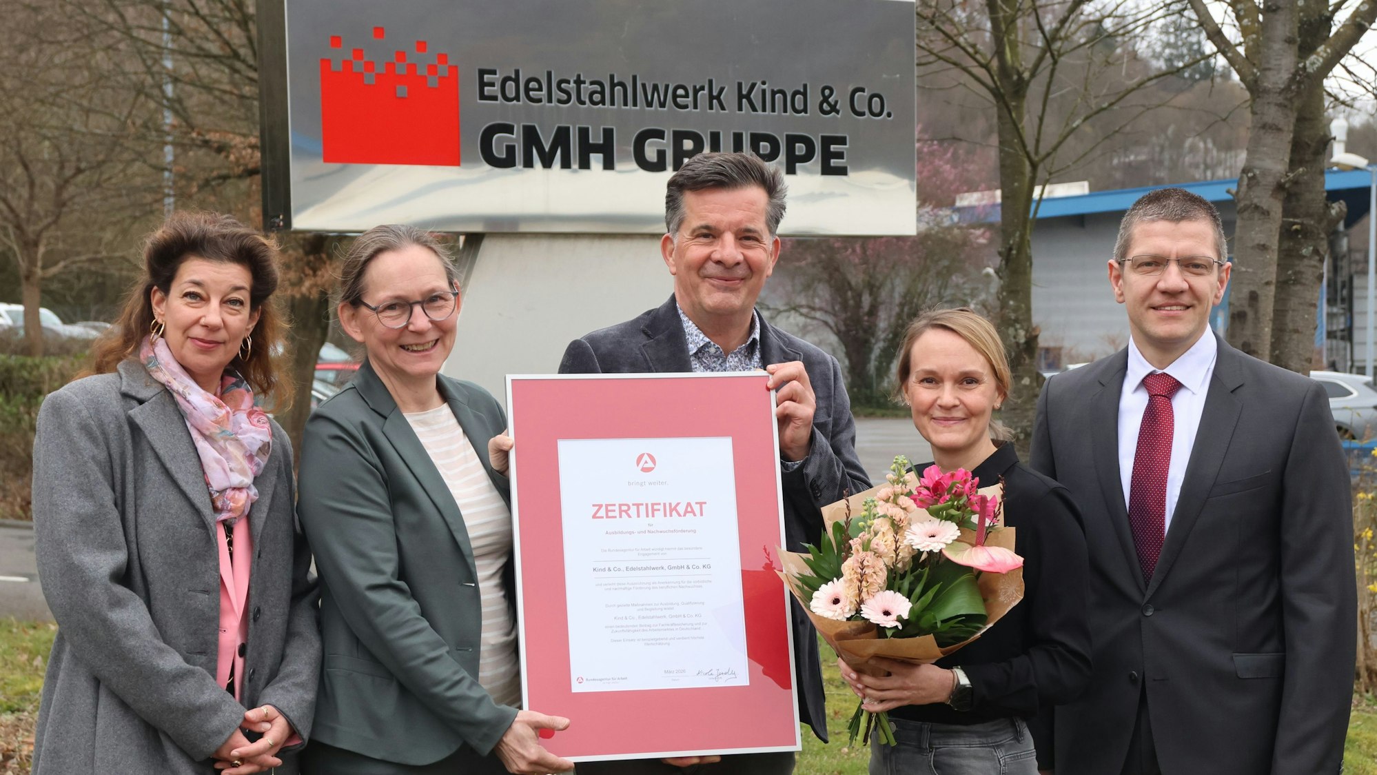 ADas Ausbildungszertifkat für den Oberbergischen Kreis ist jetzt von Nicole Jordy, Vorsitzende der Geschäftsführung der Agentur für Arbeit in Bergisch Gladbach, an Torsten Breitenfeld, Personalleiter des Edelstahlwerkes Kind, überreicht worden.