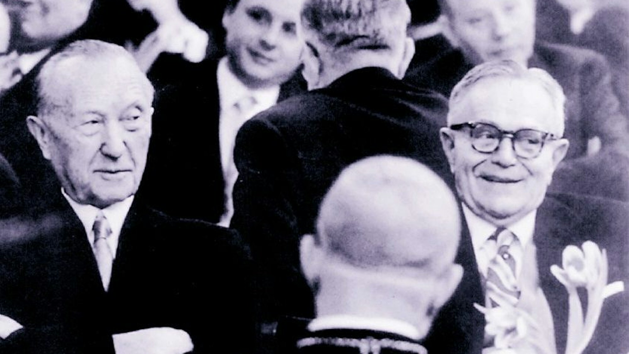 Adenauer und Heinen bei der Einweihung des Rundschau-Hauses 1964. Mit dem Rücken zum Fotografen sitzt Kardinal Frings.