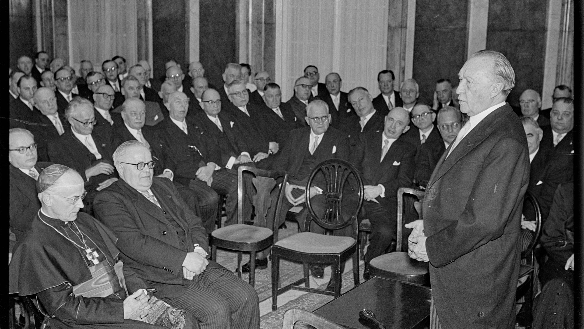 1956 feierte die Rundschau im Kölner Hotel Excelsior ihr zehnjähriges Bestehen. Bundeskanzler Konrad Adenauer spricht. Vorn links Josef Kardinal Frings und Verleger Reinhold Heinen.
