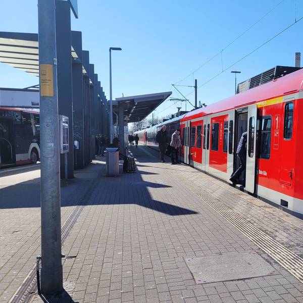 Das Bild zeigt eine S-Bahn im Bahnhof Bergisch Gladbach