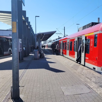 Das Bild zeigt eine S-Bahn im Bahnhof Bergisch Gladbach