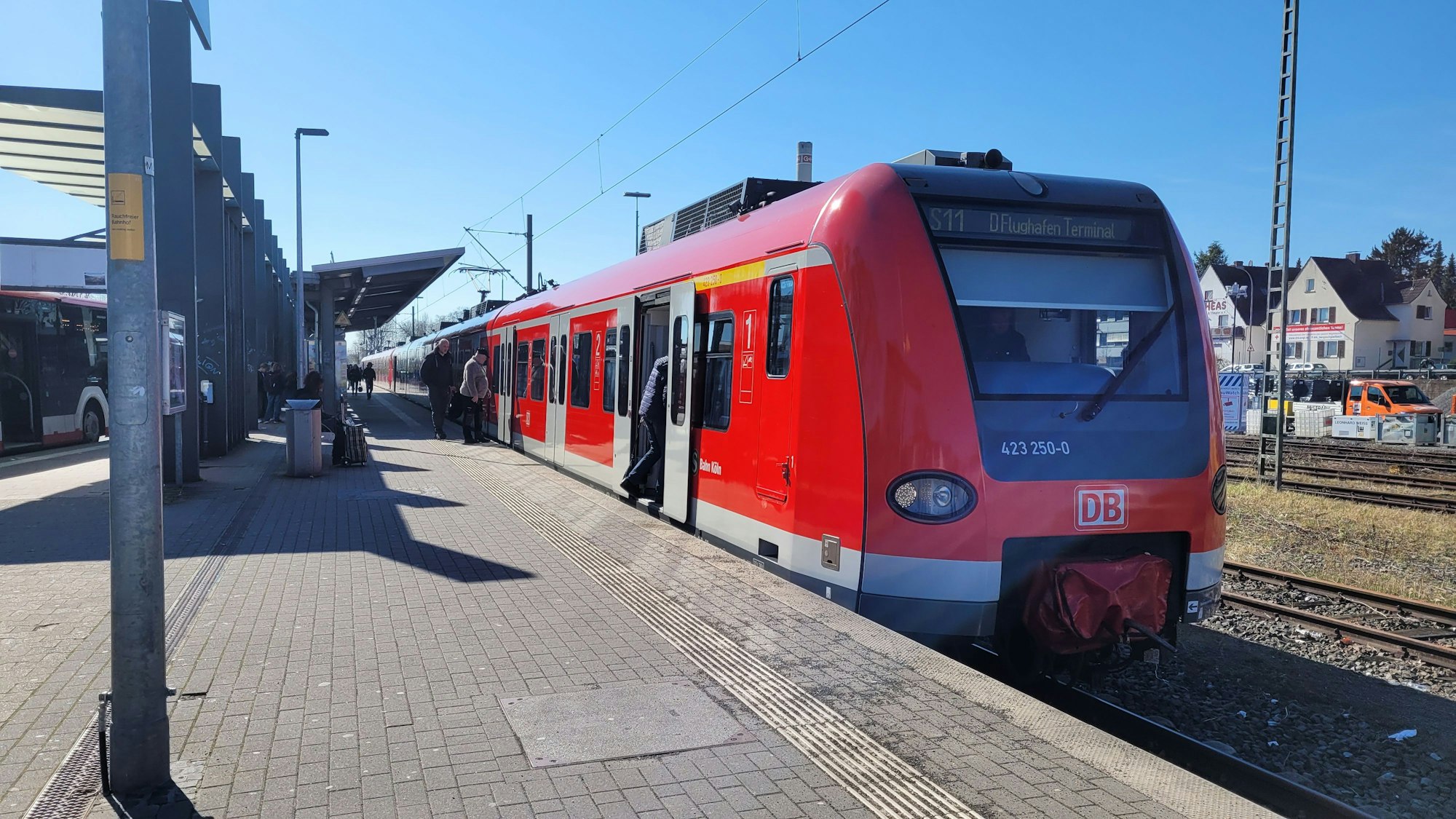 Das Foto zeigt eine S11 am Bahnhof in Bergisch Gladbach