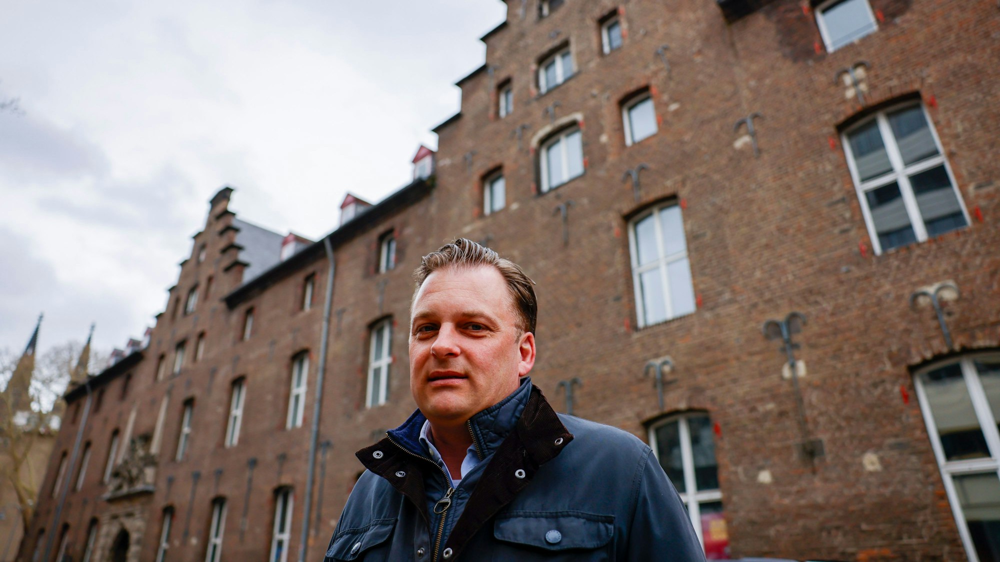 Konrad Adenauer, Vorsitzender des Vereins „Freunde des Kölnischen Stadtmuseums“, vor dem Zeughaus.