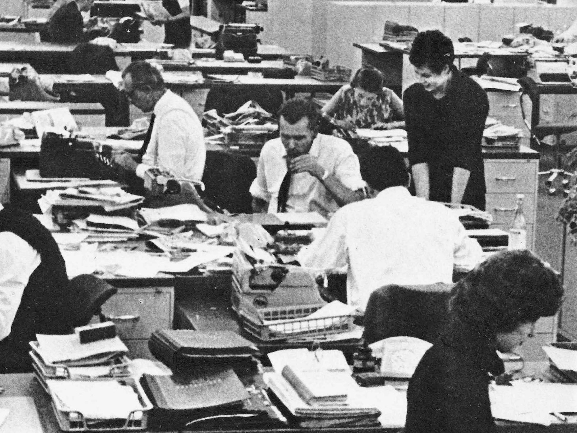 Der Redaktionsgroßraum der Kölnischen Rundschau in der Stolkgasse 1963/64, aus der Festschrift: Peter Josef Hasenberg/Hans Heider/Reinhold Heinen, Rundschau-Haus 1961-1963, Köln 1964. Der Bildautor ist unbekannt.