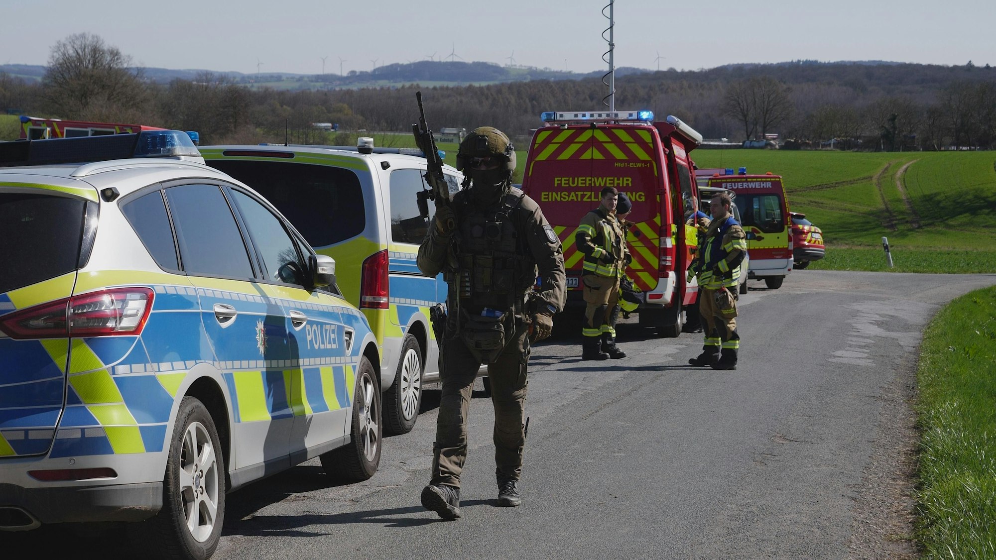 Einsatzkräfte sind an einem Hof in Herford im Einsatz, nachdem bei einer Zwangsräumung eine Leiche gefunden wurde.