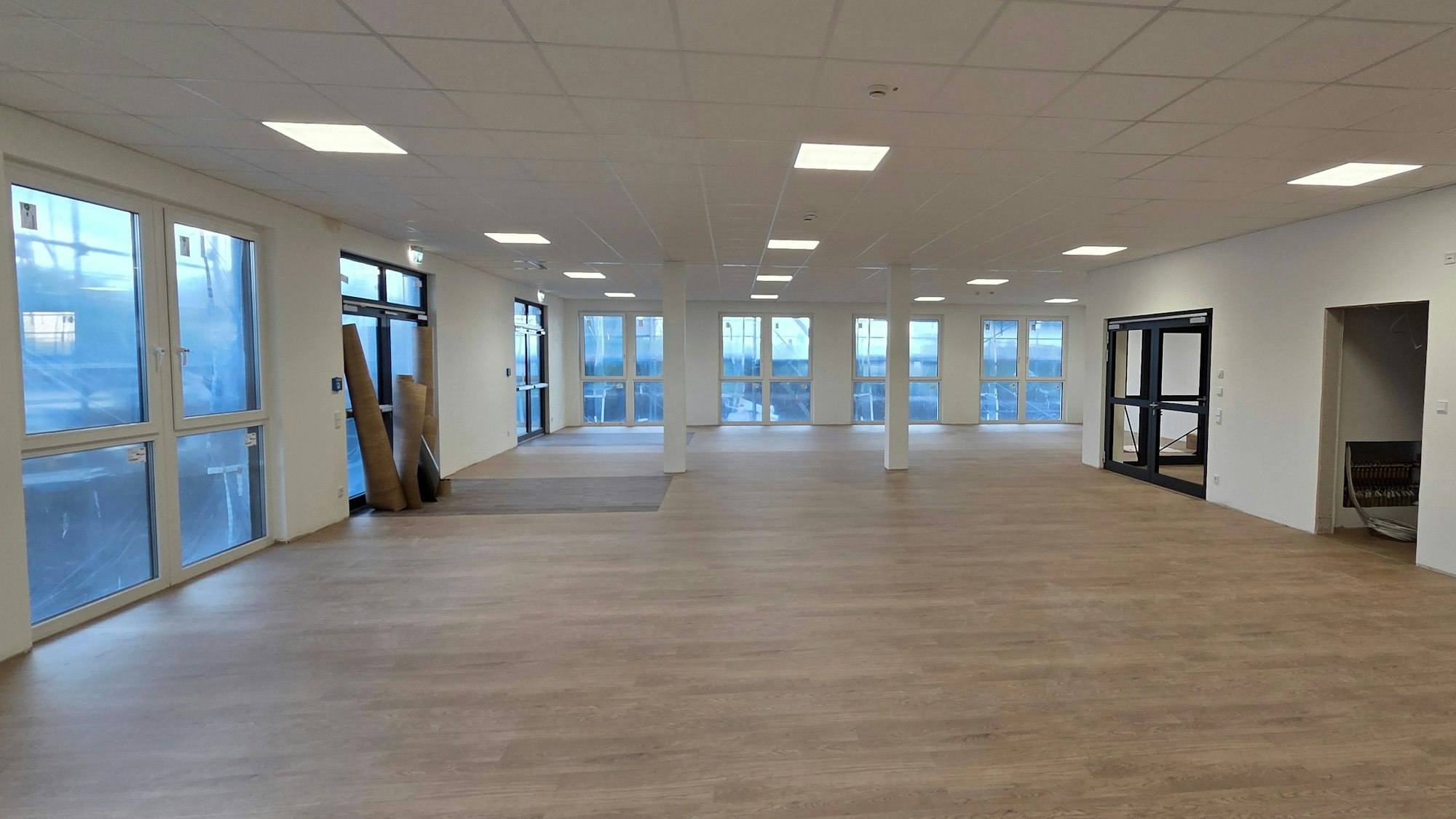 Die Mensa im Anbau der Grundschule in Isengarten ist groß und lichtdurchflutet. Mit einer mobilen Wand kann dieser Raum geteilt werden.