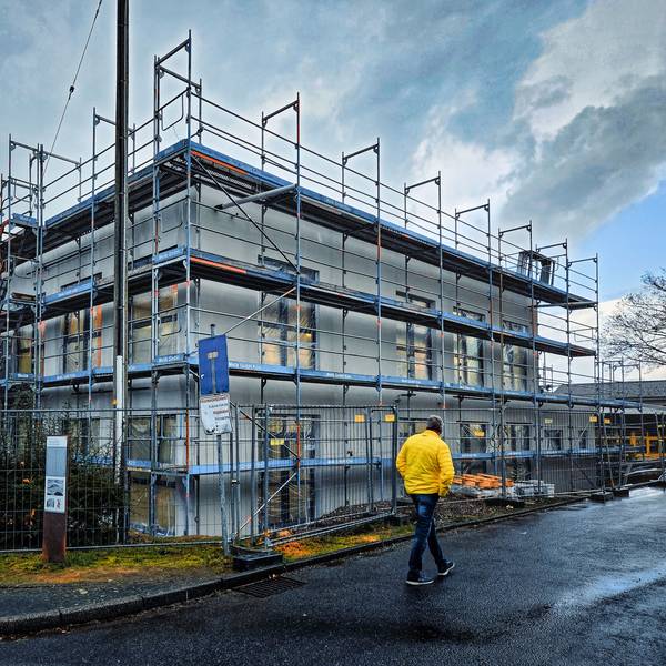 Die Gemeinschaftsgrundschule im Waldbröler Stadtteil Isengarten bekommt einen großzügigen Anbau. Dieser wird gerade in Modelbauweise errichtet und nähert sich rasant seiner Fertigstellung.