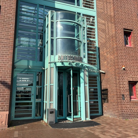 Das Foto zeigt den Eingang zum Amtsgericht.